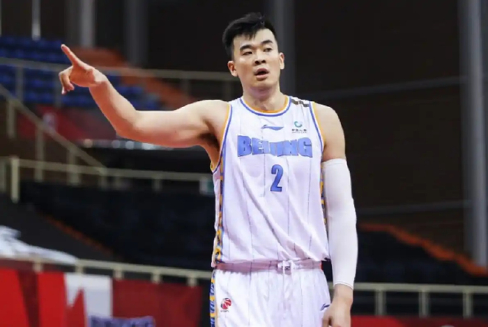 33岁、6.2分：李慕豪回CBA后是复活还是圈钱？英超、NBA看热闹