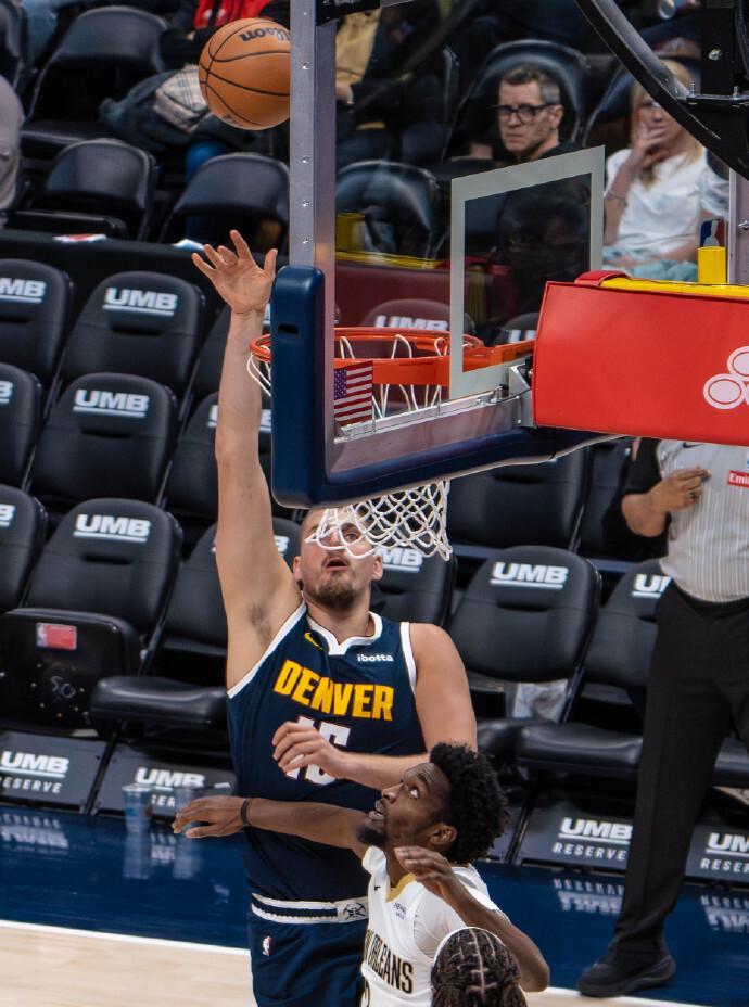 掘金122-88横扫鹈鹕，约基奇168次三双，NBA又见王者登基