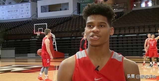 3笔引援：深圳签2.08米内线，山西连签2人，CBA比NBA更会瞎买？