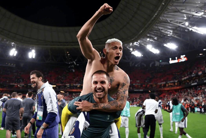 26岁转场拍片？前热刺门将怀特曼签约制片公司，英超球迷炸锅