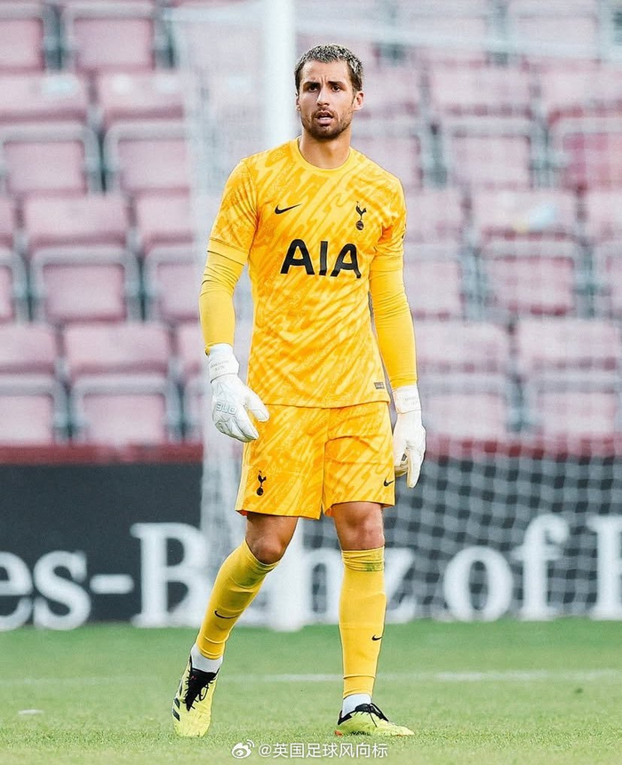 26岁就退役？热刺青训门将怀特曼合同期满后转行拍片，英超身份不再发声