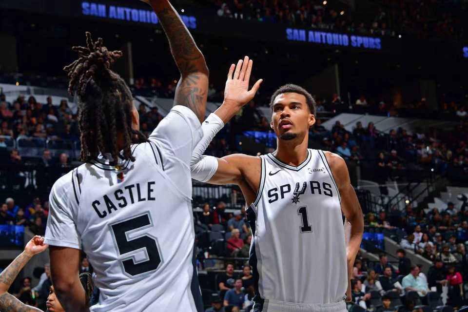 马刺队5连胜：文班27+18力压热火队，NBA又见戏剧化一幕