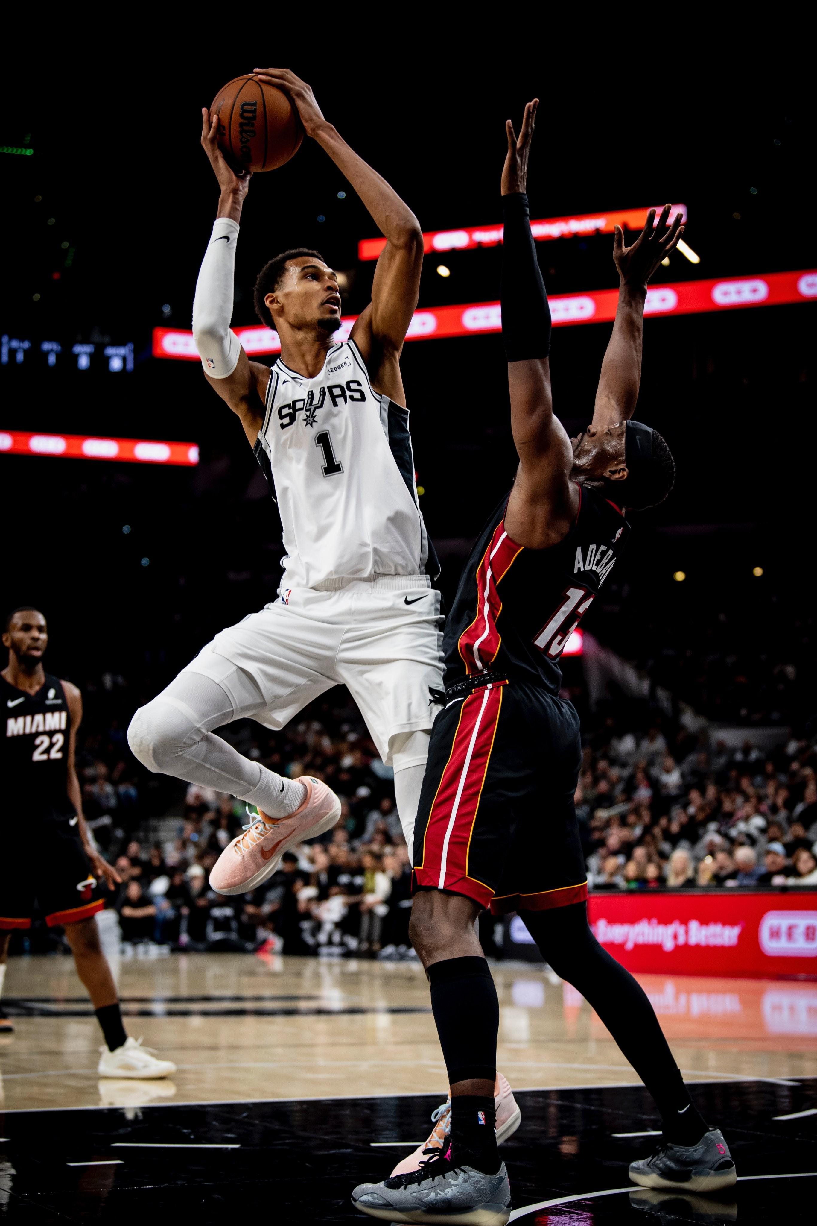 马刺107-101力克热火，文班亚马39分41秒的NBA统治秀让人起立鼓掌