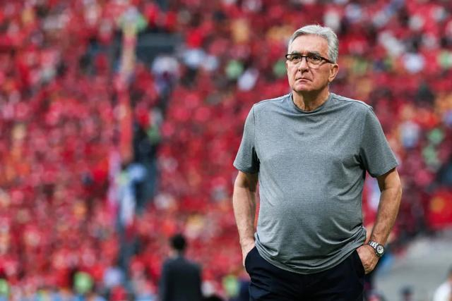 伊万科维奇34年12冠选择退休，国足1-0巴林成绝唱，英超也有教练没他脸面？