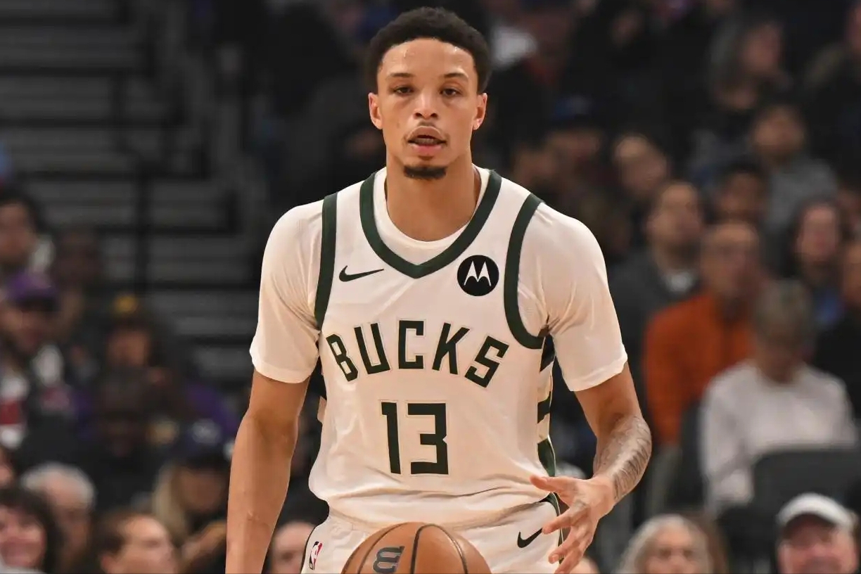 勇士队10月31日主场不敌雄鹿队，罗林斯32分震惊NBA