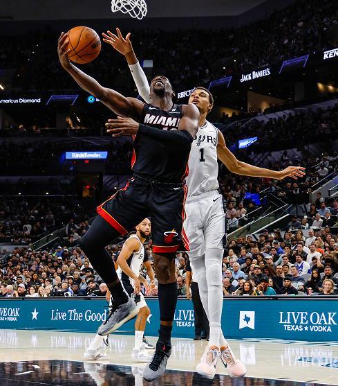 马刺5连胜107-101复仇热火，NBA文班亚马轰27+18，湖人该慌吗？