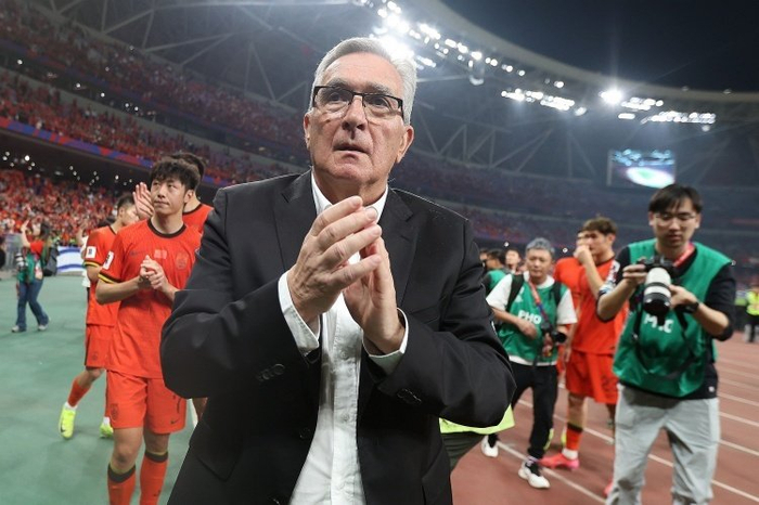 71岁伊万宣布退役，42年教练生涯落幕，国足单后腰争议比英超换帅还热闹