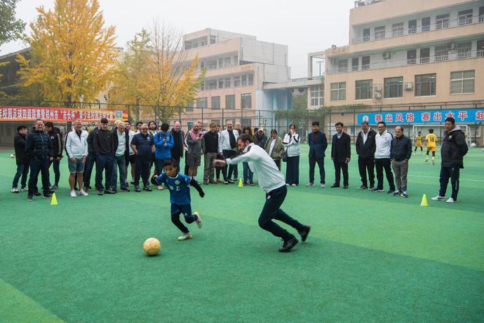 50年传承碰上英式业余：郑上路小学足球队与斯托克波特互动，比英超青训更接地气