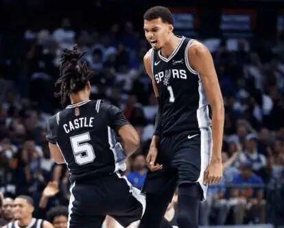 NBA惊奇一夜：马刺队5连胜登顶，勇士110-120负雄鹿队，库里还能笑吗