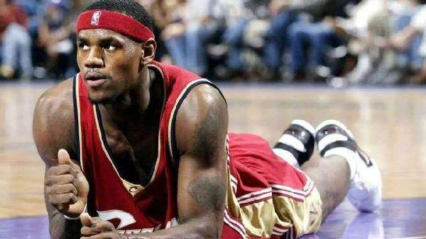 5个决定性时刻：詹姆斯从高中新秀到带骑士摘冠，NBA历史开了挂