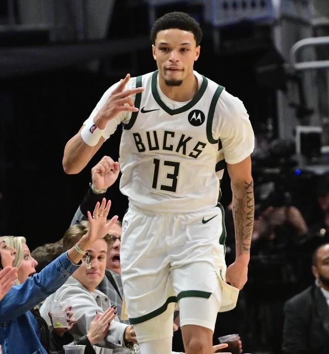 32分逆袭：罗林斯在雄鹿队把勇士打成了自家实验室，NBA又见爽文