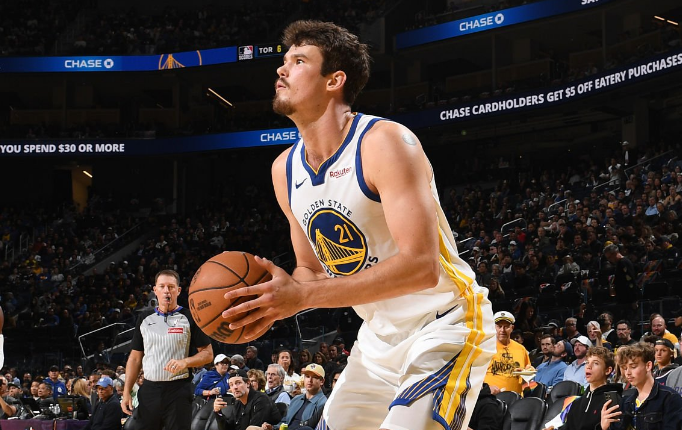 勇士2胜4负尴尬：120-110输给雄鹿，内线新星是救世主还是谷底？