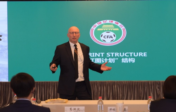 11月才能定？国足选帅像转会窗，英超、欧冠教练都被拉来比场面