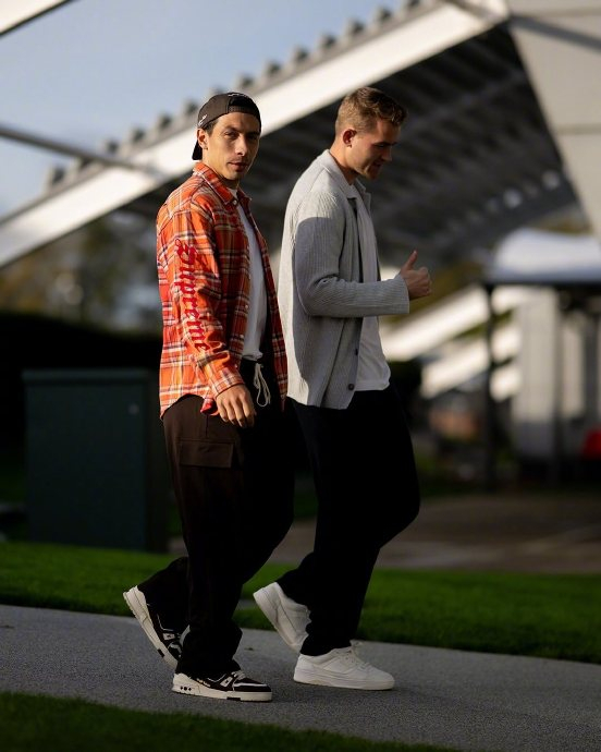 3款机场LOOK，英超曼联红魔谁穿得像个足球俱乐部代言人？