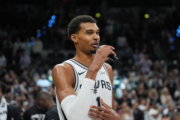 30分+14板+4帽的炸裂数据，文班要接过詹皇库里在NBA的旗帜？肖华也点头