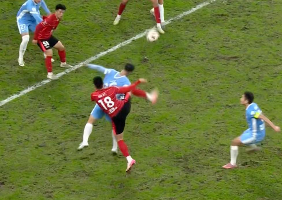 1-2被逆转，成都提前无缘中超，谁把冠军送给了上港？