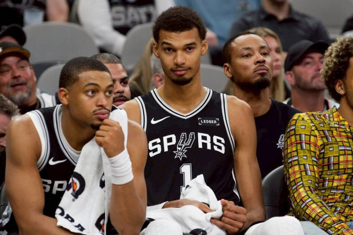 马刺5连胜！文班亚马27+18全能秀把NBA热火按回家？