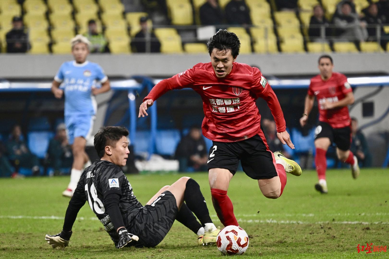 中超生死战：成都蓉城主场1比2被河南队逆转，积分差只剩1分还不够？