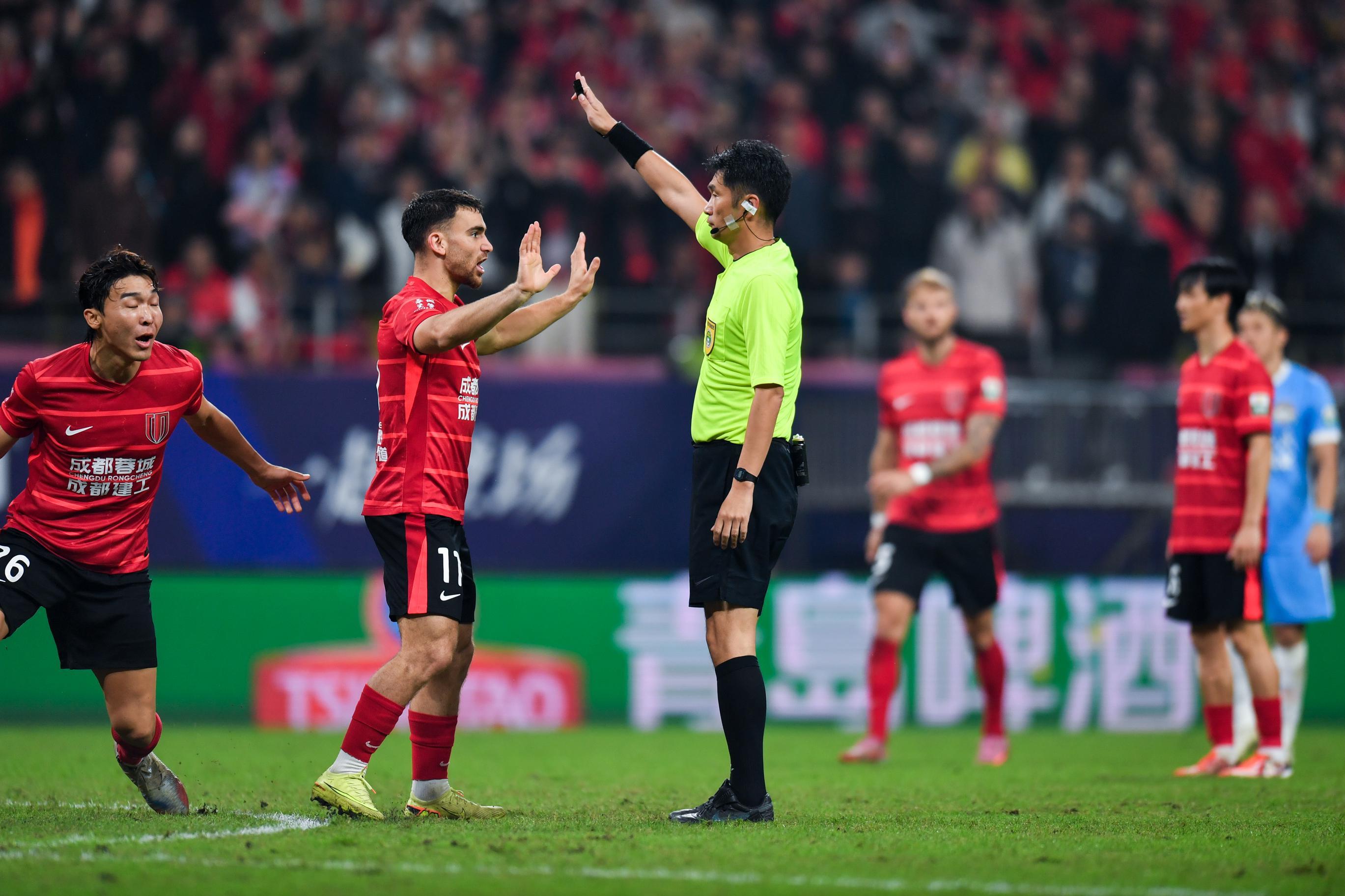 中超29轮:蓉城1-2被逆转,成都市球迷看着海港甩开4分