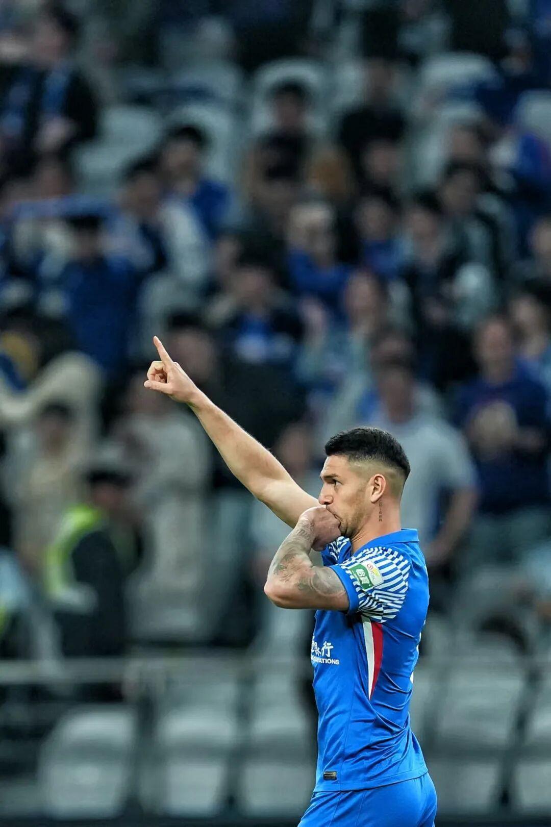 中超29轮申花1-0新鹏城：路易斯2分钟破门，积分登上第2让英超也竖耳