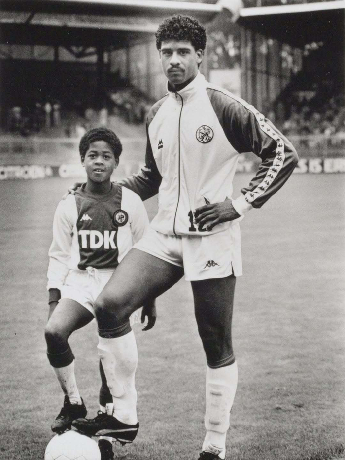 30年老图：荷甲2位传奇，克鲁伊维特和里杰卡尔德像英超巨星被膜拜