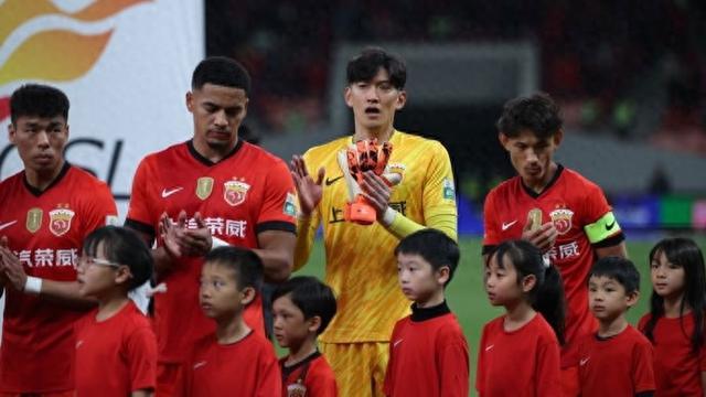 中超3-0！海港距北京时间2025年11月22日三连冠只差一场，曼联名宿空降造氛围