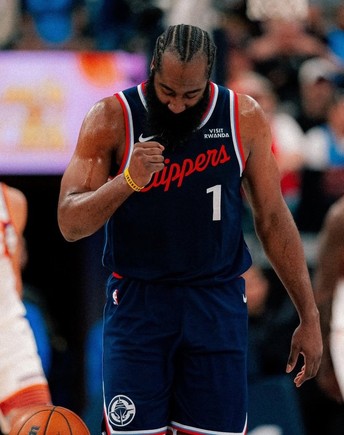 詹姆斯·哈登15年挣多少钱、换队3次，NBA里唯独拿不到总冠军？