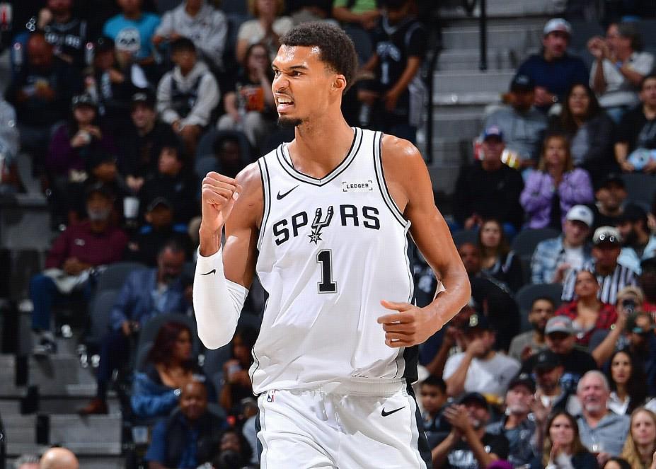 马刺队107-101击退热火队，文班场均30分4.8帽震惊NBA