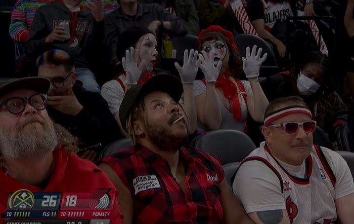 万圣节18分钟停摆！NBA开拓者对掘金赛场计时器罢工，罗威回归变最猛插曲