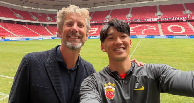 中超第29轮3-0，颜骏凌和埃德文·范德萨的那张合照比曼联回忆还刷屏