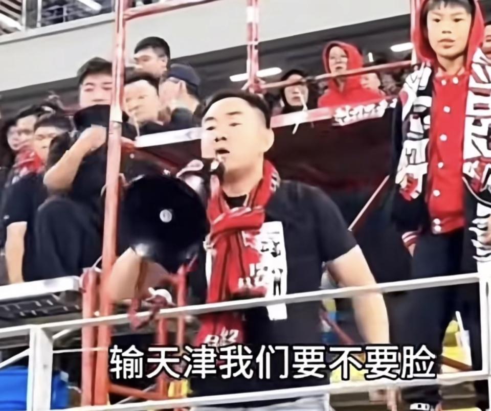 成都蓉城29轮无冠，主场1-2被逆转，4万多球迷怒喷到底谁该背锅？