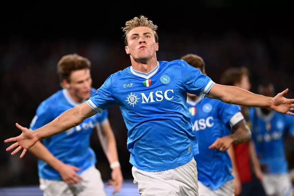 霍伊伦7场4球，意甲那不勒斯锋线上位，卢卡库在一旁干瞪眼？