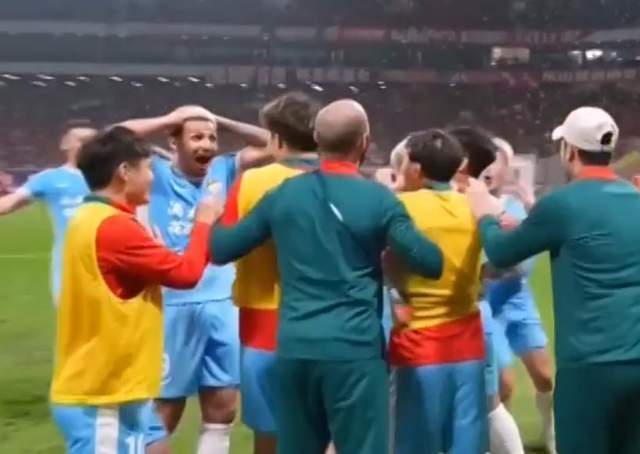 中超29轮1-2逆转：河南队何超(跳水运动员)83分钟一脚送走蓉城冠军梦