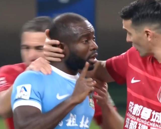 中超第29轮：成都1-2落败，种族歧视事件把比赛丑化到极致