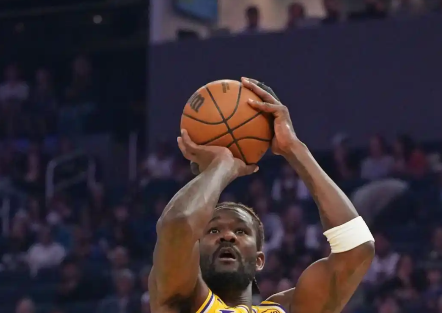 湖人3笔引援初露锋芒：艾顿与斯玛特撑起防守线，NBA的算盘被敲响了