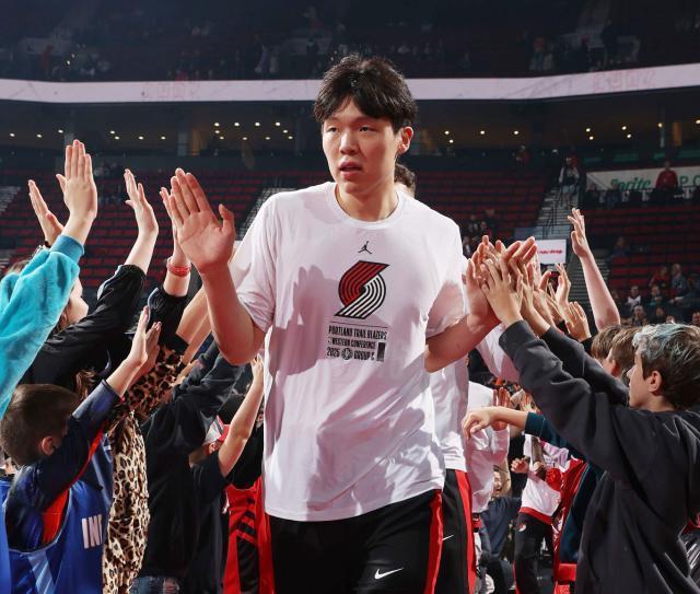 NBA第6轮：波特兰开拓者109-107险胜丹佛掘金队，杨瀚森首遇尼古拉·约基奇却被dnp