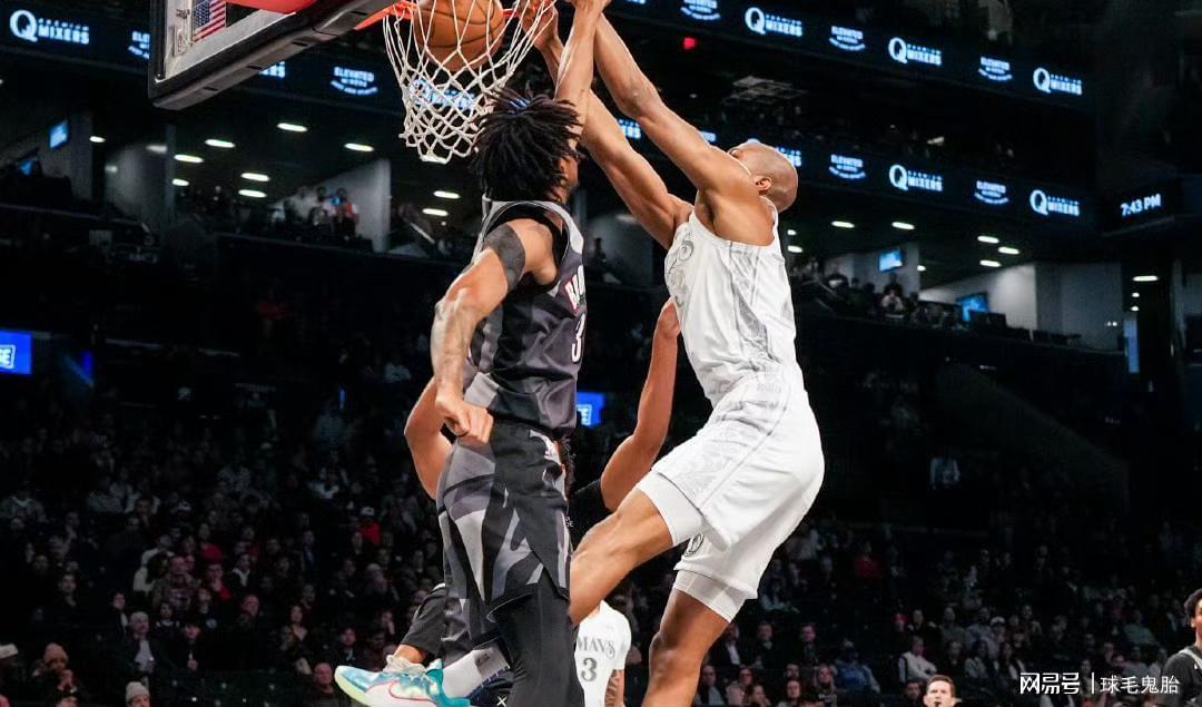 35岁汤普森场均8.2分、8项生涯新低，NBA和勇士粉在吵架