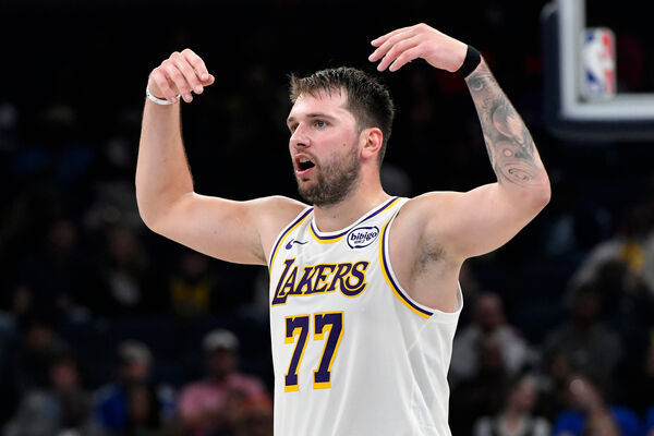 东契奇回归狂砍44分，NBA开季3场破40追平张伯伦历史数据？