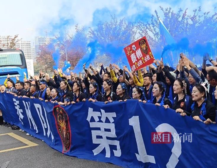 苏超决赛6万球迷挤爆南京，球迷情怀满满冠军到底谁来背锅