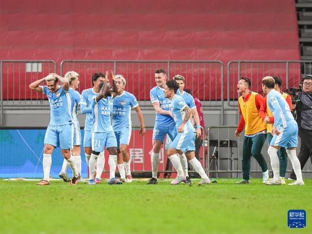 中超联赛第29轮1比2：成都主场翻车，杜康当晚被按成头牌