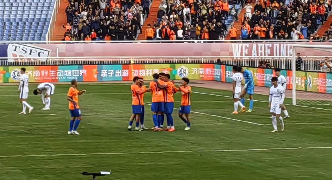 中超倒数第2轮：泰山半场2球领先，王雷缺阵谁扛？