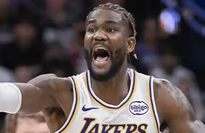 湖人客场117-112险胜，艾顿16分钟背部告急，NBA轮换还能省心吗？