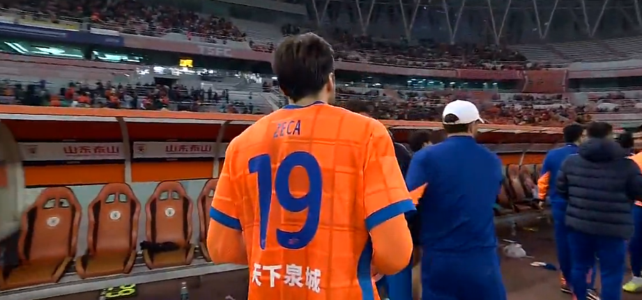 中超第29轮2-1：泰山被叫醒了，韩鹏让鲁能别再迷路