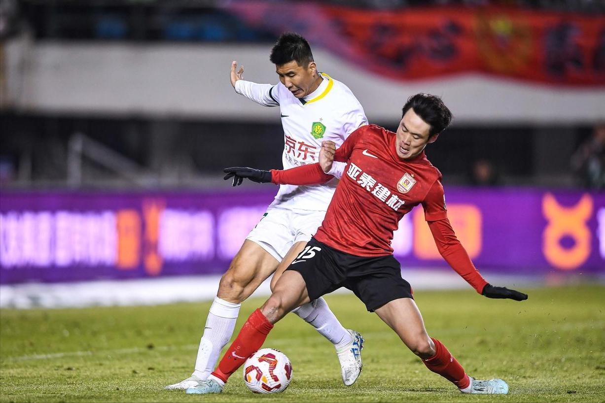 国安4-0碾压亚泰，排名第4的北京队被保级队教了两课，中超这戏真酸