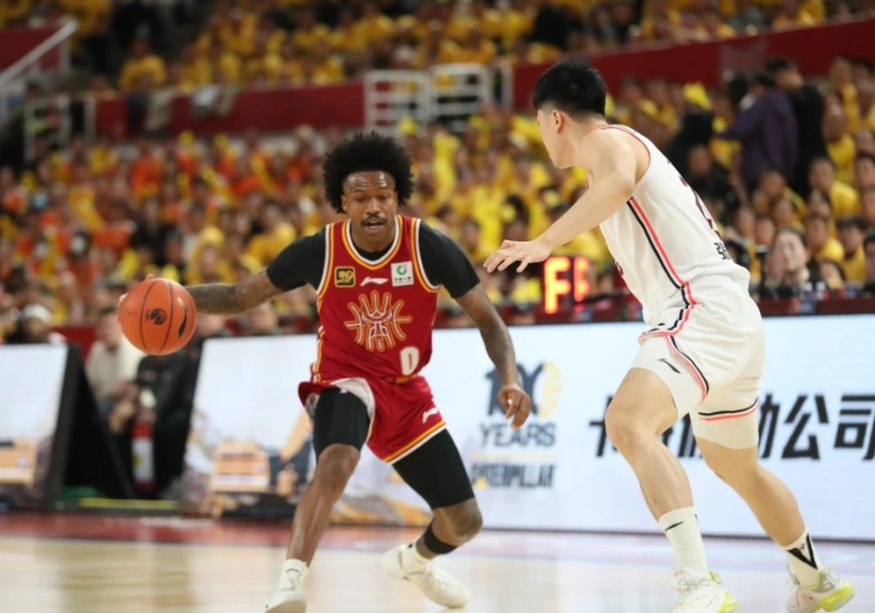 四外援提前到位，上海男篮12月12日CBA冲冠是豪赌还是明智？