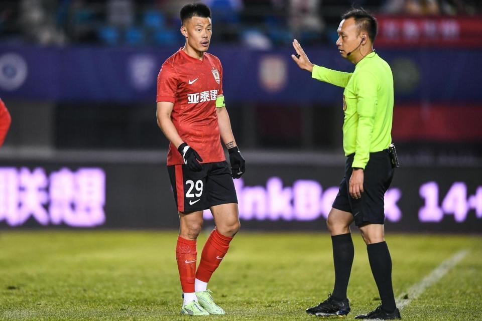 中超29轮：亚泰主场0-4国安，谭龙第200场却被越位拒绝历史登顶