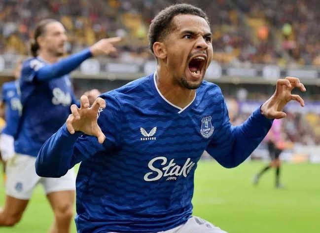 25岁锋线火力被盯上：拜仁慕尼黑盯人，英超边翼惹事生非