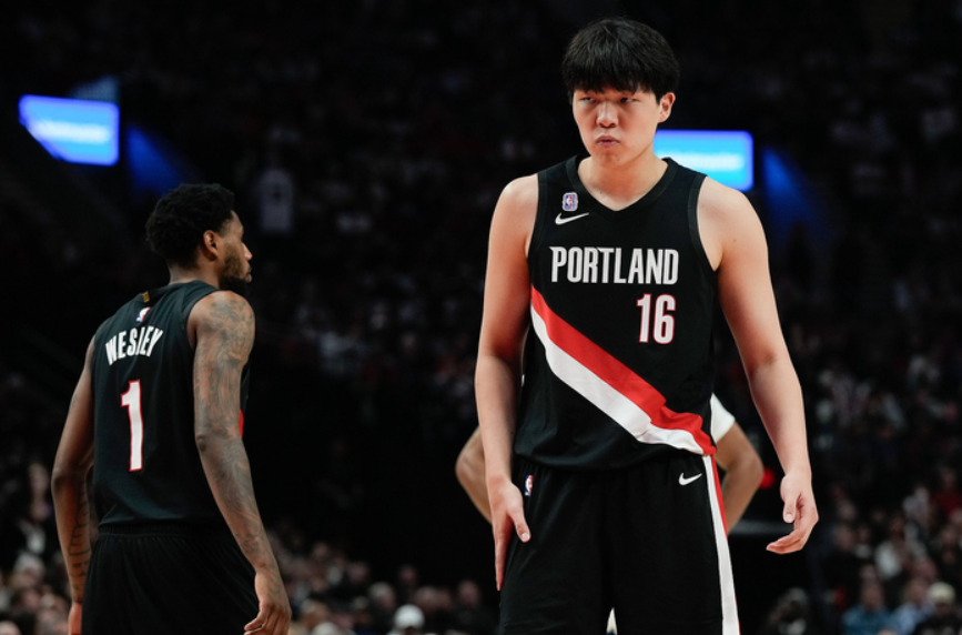 开拓者杨瀚森0上场，胖16斤带女友逛吃，NBA表现比NBA英语更令人尴尬