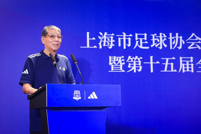 上海U20 6-0开门红：徐根宝挂帅，像英超主帅下场教练了吗？