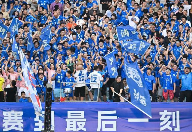 6万人见证苏超首季落幕，泰州夺冠，中超也要学学？